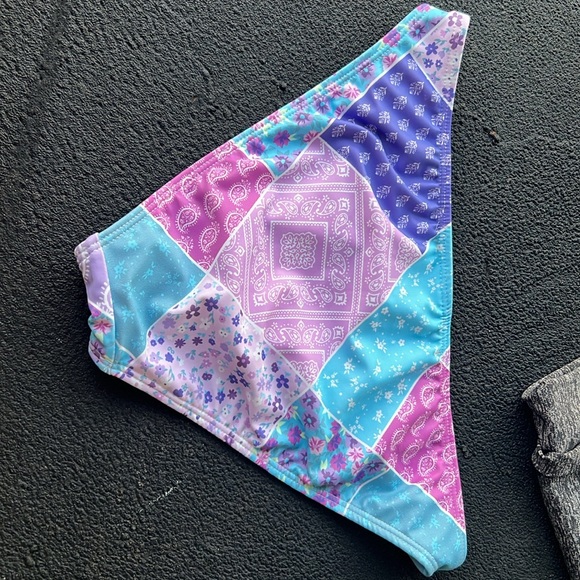 I’m selling these because they’re too small. They are a size small. - Picture 2 of 2